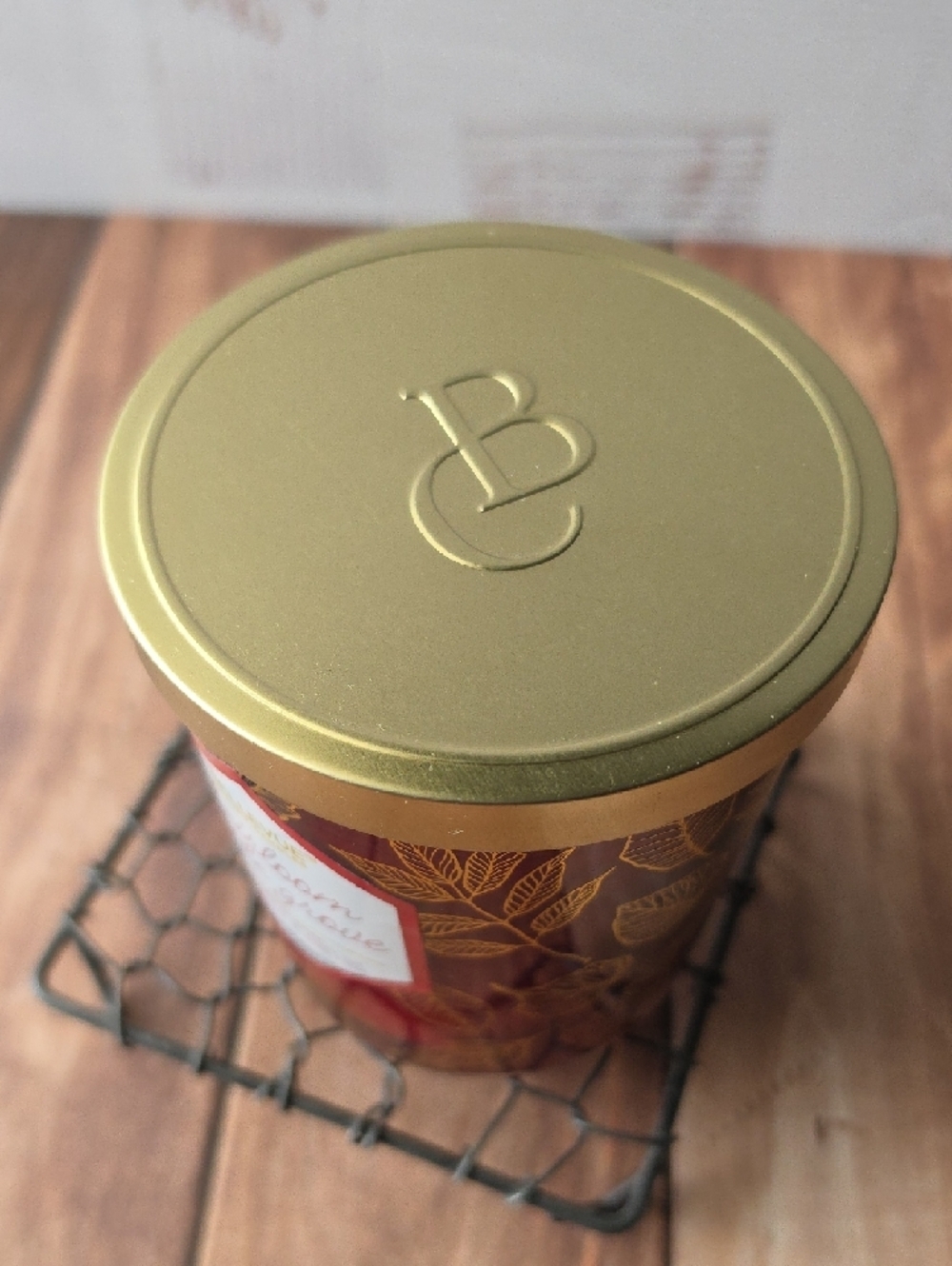Bellevue Heirloom Apple Grove Candle - Red & Gold - Picture 3 of 5